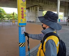 "으슥한 동네 등산로 무서웠는데"…'노란 조끼' 이들 뜨자 안심[르포]