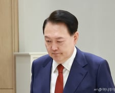 '포퓰리즘과 전쟁' 尹, 2년만에 고립…'헌법 7조' 붙잡고 확 바꿔야