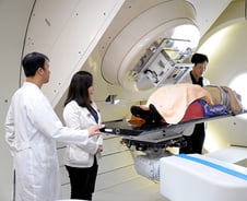 "암 잡는 방사선" 양성자 vs 중입자, 재발률 낮은 치료법은 '이것'