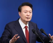 윤 대통령 "의료개혁, 미룰 수 없어"…의대 교수는 '동시 휴진' 강공