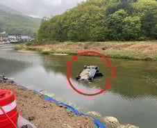 물에 둥둥 "저게 뭐야?"…사람 갇혔다 말에 뛰어든 경찰, 생명 구했다