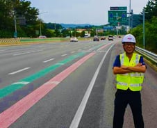 '사고율 88%↓' 기적…도로에 분홍색 칠하자 벌어진 일[아·시·발]