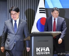 "돈 있고 지적 능력 안 되면 외국 의대 가" 의사들, 의사 수입 반대 이유 보니