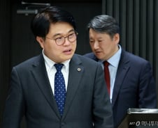 "국가시험 안 치르고 해외 의대 출신을 한국 의사로? 참담" 의사들 발끈