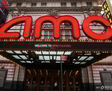 지루한 시장엔 밈주식...게임스톱 74% AMC 78% 폭등 [뉴욕마감]