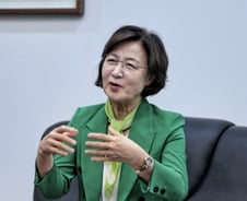 추미애 "尹대통령과 대화 안되면 과감한 결단도 필요"[인터뷰]