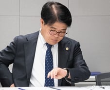 "5시에 결정" 판사봉에 달린 2000명 운명…정부 vs 의사들 꺼낼 카드는