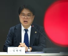 "의사 연봉 3억 이상" 정부 주장에 의사들 반박 "전공의는 왜 빼"