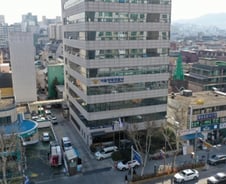 [단독]술 취해 담벼락서 자더니…"근처가 집" 계단서 숨죽인 '수배범'