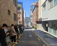 압수수색 소문에 김호중 소속사 앞 '시끌'…분주한 변호사 '침묵'[르포]
