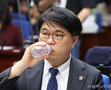 정부 "의사 평균 연봉 3억 넘어" vs 의사들 "전공의 임금 빼지 마"