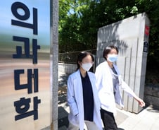 의대 교수들 "증원 모집요강 발표 멈춰야"…정부 "서두를 것"