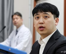 새 환자 예약, 9월까지 밀렸는데…빅5 병원 교수들 "진료 더 줄이자"