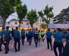 어두워지자 경찰 40명 '우르르'…"무슨 일 생겼어?" 홍대 술렁[르포]