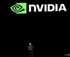 'AI대장' 엔비디아, 순이익 7배 '깜짝실적'…10대 1 액면분할 [뉴욕마감]