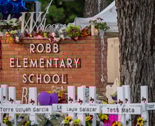 슬픈 음악 틀고 11살 아이들에 총기 난사…1시간 지켜만본 경찰[뉴스속오늘]