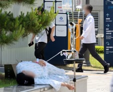 "의사 많으면 건보료 폭등", 정부는 정반대 주장…근거 뭐길래