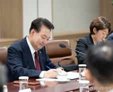 '10번째 거부권' 윤 대통령 지지율 30%…'盧 15주기' 일간 최저치