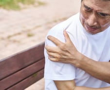 딱딱하고 아픈 어깨, 오십견일까? '이럴 땐' 힘줄 파열 탓