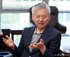 '미래학자'로 돌아간 홍성국 의원 "소모적 투쟁 없애려면 개헌해야"