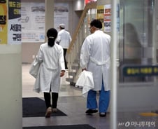 의대증원 오늘 최종 확정…촛불들고 거리로 나서는 의사들