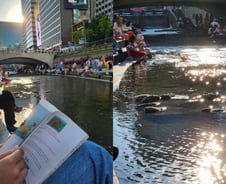 청계천에 발 담그고…시청 광장에 누워서…오감 채우는 '독서'[르포]