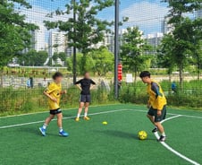 "팀 막내가 딸이랑 동갑" 50대도 푹 빠진 '여자 풋살'[르포]