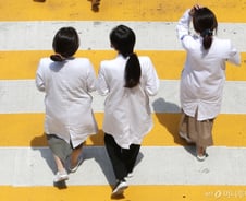 "또 착취당한다" 꿈쩍 않는 전공의들…월급 받으려 변호사 조언 공유