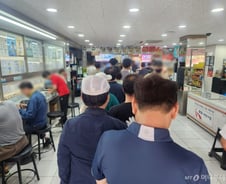 주식 물리고 여기로?…"매주 1만원 소액투자" 복권 명당에 바글바글[르포]