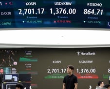 기관 "팔자" 코스피 2700 턱걸이…개미들은 '줍줍'