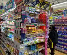 [르포]한국은 11개 뿐인데...일본 편의점엔 가득한 의약품