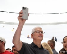 '하루 뒤 호평' 애플 급등, 엔비디아 내리고 다시 시총 2위 [뉴욕마감]