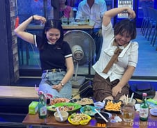 "순한 소주 좋아"…한국서 유행했던 '이 술' 베트남 MZ들 푹~[르포]