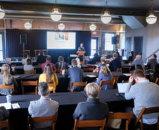 피자에 접착제 넣으라는 AI?..."기자가 위험한 AI 감시해야"