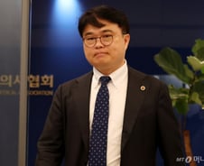 "뭐 하는 사람?"→"의협이 손 뗄까요?"…전공의·의협 또 신경전