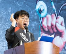 한의사들 "의료공백 메꿀 것" vs 의사들 "대환영…응급환자도 받아라"