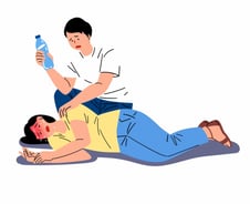 무더위에 의식 잃고 '픽'…"물, 물" 억지로 먹이면 안돼요 [한 장으로 보는 건강]