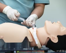 전공의 떠나자 불법 내몰리는 간호사…병원 10곳 중 6곳서 '대리처방'