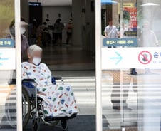 "항암 취소될라" 전화 잡고 발동동…서울대병원 '휴진 첫날' 패닉[르포]