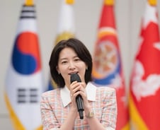 [단독]'참전용사의 딸' 이영애, 천안함재단에 5000만원 기부