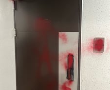 [단독]서울 아파트 '락카' 테러범, 또 뿌리다 덜미…피해자 지인이었다