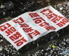 휴진하고 거리로 나선 의사들, 27일부터 무기한 휴진 예고