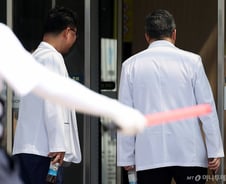 서울대병원 '무기한 휴진' 중단…의대 교수들 "저항은 계속"