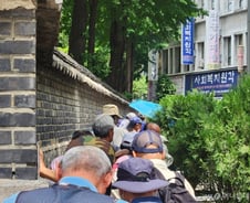 "카페도 돈이 있어야 가지"…이른 더위에 지친 어르신, 지하철역에 모였다 [르포]