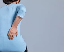 '에취!' 재채기했는데 허리 통증이…"낫겠지" 어르신 방치했다간