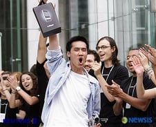 "비싸도 살 수만 있다면" 15시간 줄 섰다…뉴욕 한복판에 수백명 우르르[뉴스속오늘]