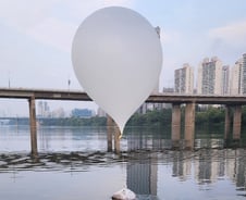 오물만 들어 있는게 아니었어?...북한이 띄운 풍선 만지면 벌어지는 일