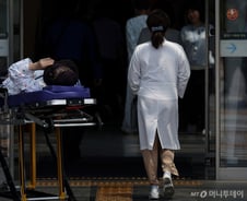 "OECD 좋아하는 정부 탓해라" 의정갈등에 깨지는 의사·환자 '라포'