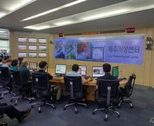 기상자료 10만장 넘게 분석…장마 앞두고 전시상황 방불[르포]