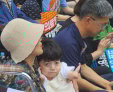 "의사 선생님, 희귀병 딸 도와주세요"…땡볕 아래 엄마의 절규